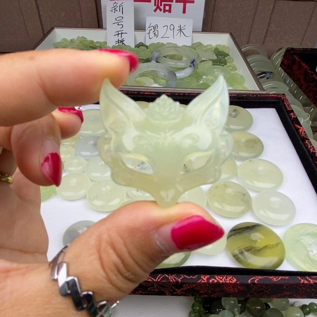 蛇纹石玉未镶嵌颈饰