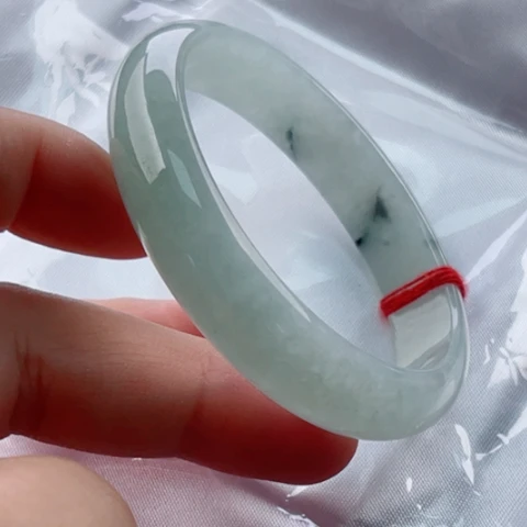 翡翠未镶嵌手镯57贵椭圆有一处石筋48小时鉴赏无大纹裂淡底色