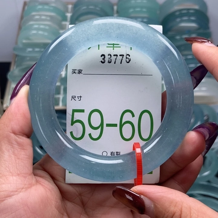 石英质玉手镯未镶嵌?