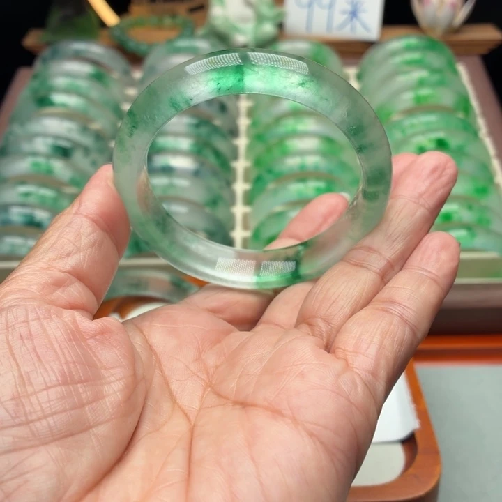 ঞ***版石英质玉未镶嵌手镯