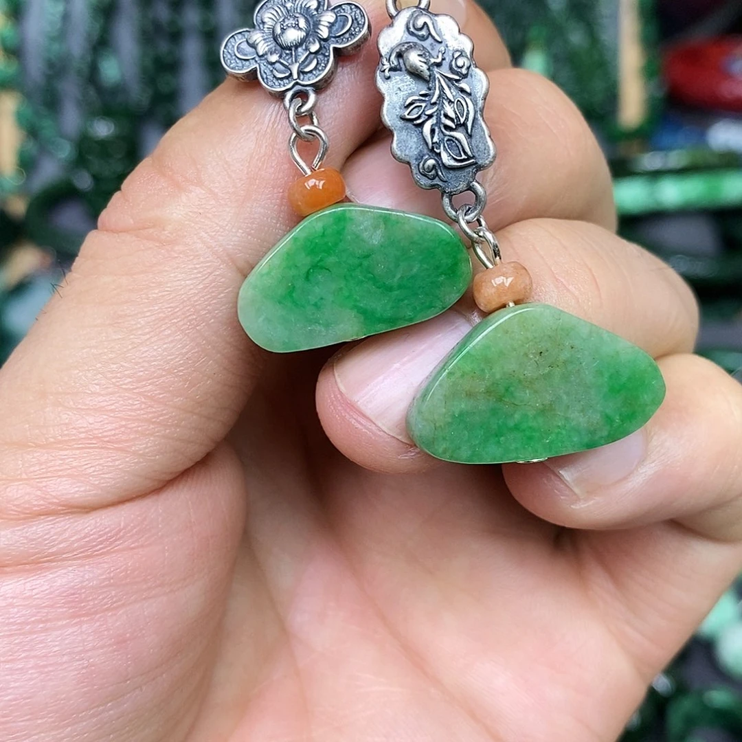 未镶嵌翡翠耳饰郁****?漂亮美眉