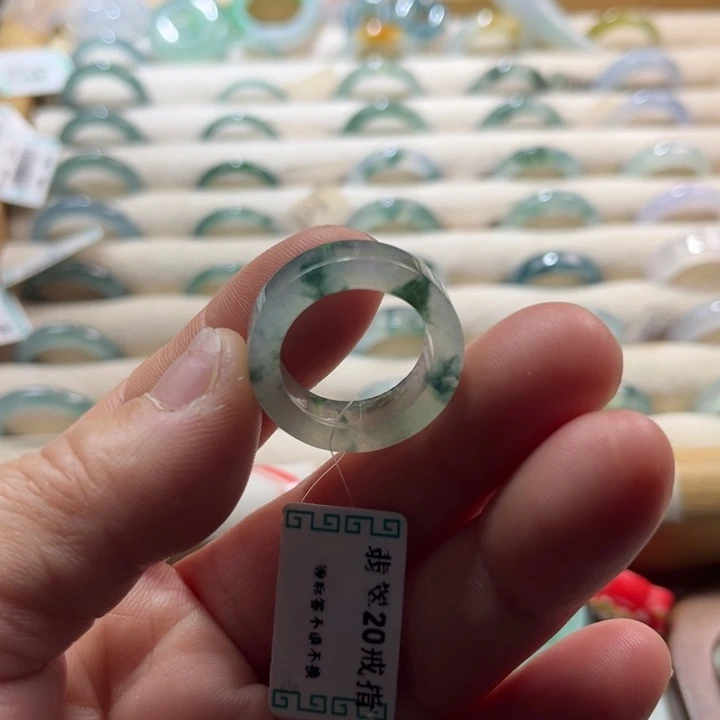翡翠未镶嵌戒指飘花