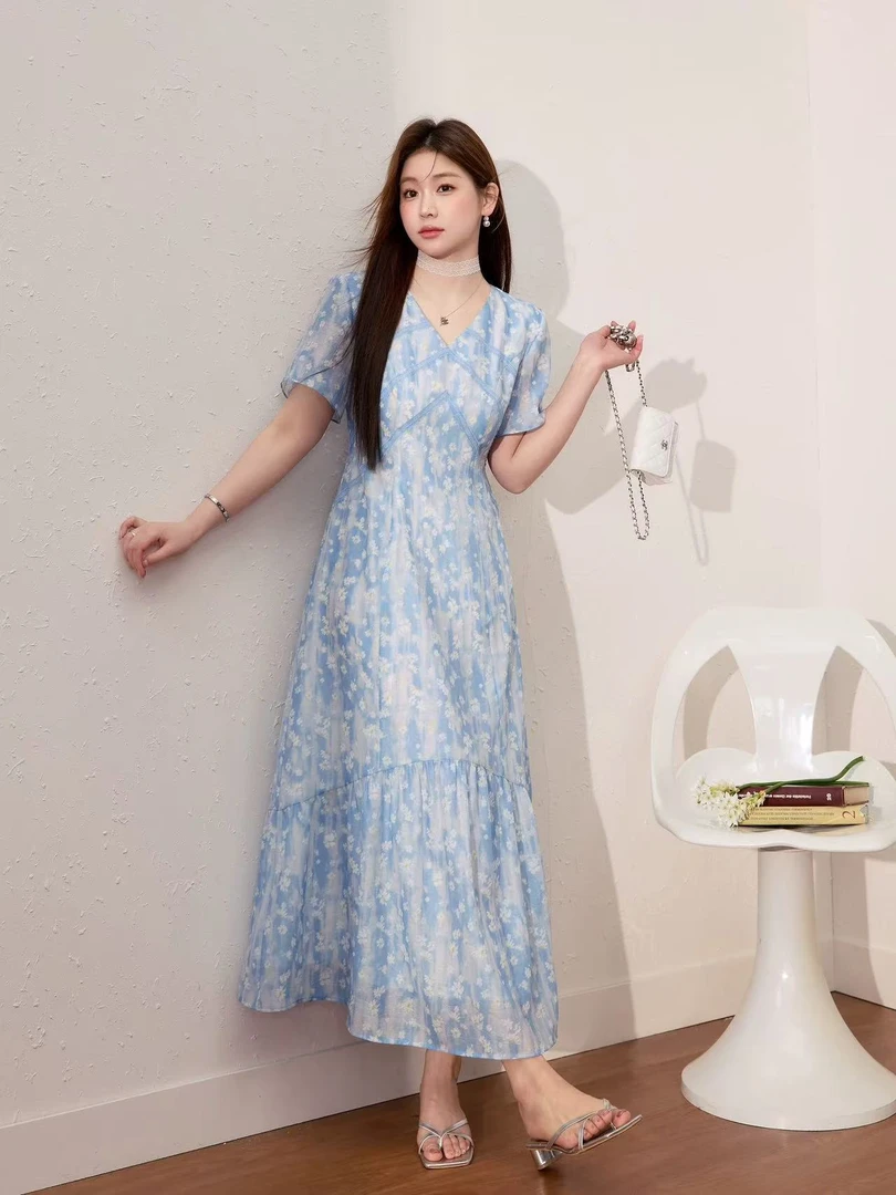 【海盐假日】度假风v领碎花连衣裙2025夏季显瘦独特漂亮a字裙