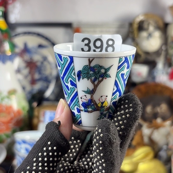 市***民闪给市井小民杯子一只