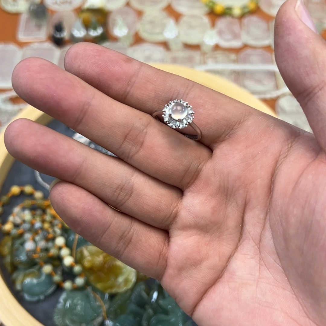 当***边蛇纹石玉未镶嵌颈饰