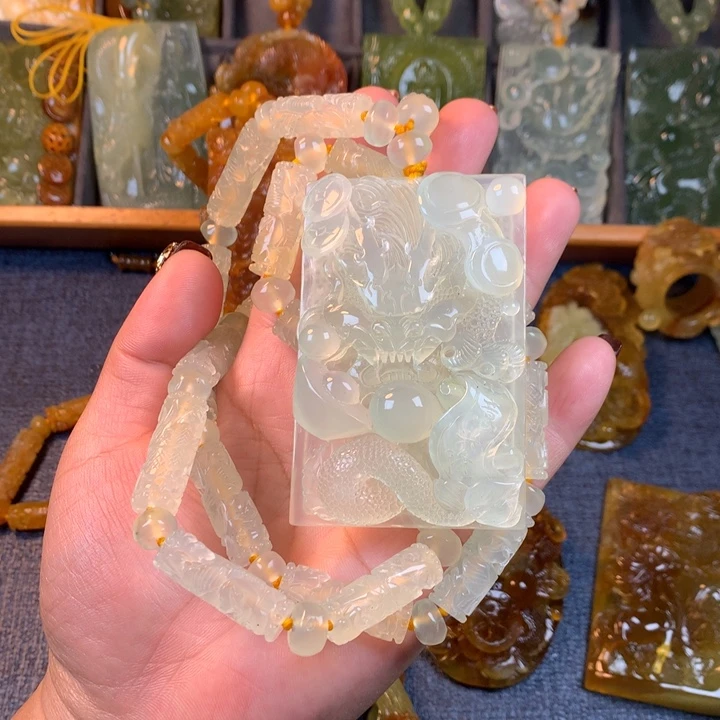 云***.蛇纹石玉未镶嵌颈饰