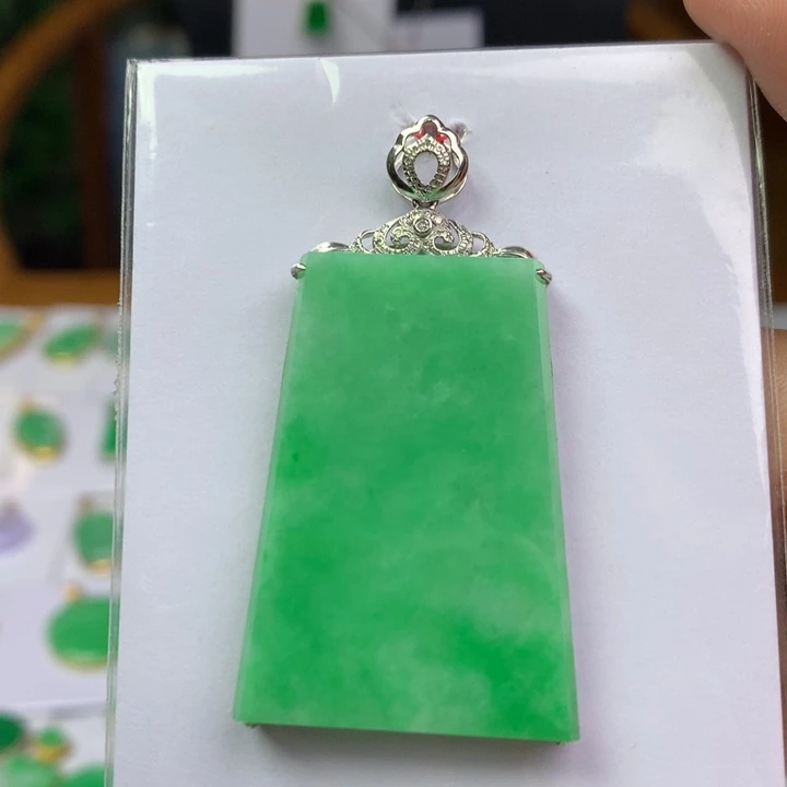 颈饰18K金镶嵌翡翠