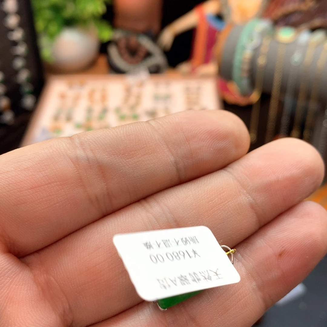 颈饰18K金镶嵌翡翠老***事