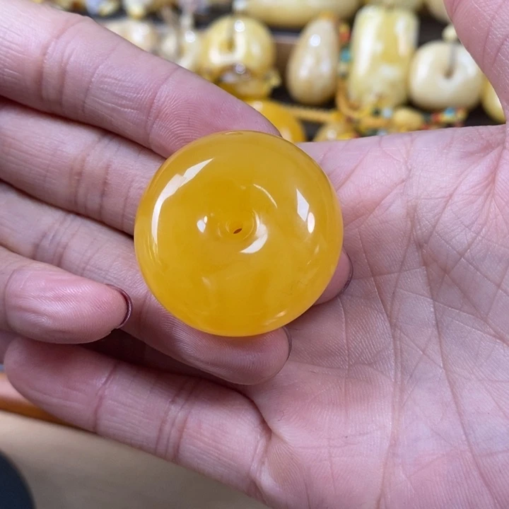 琥珀颈饰未镶嵌平安扣