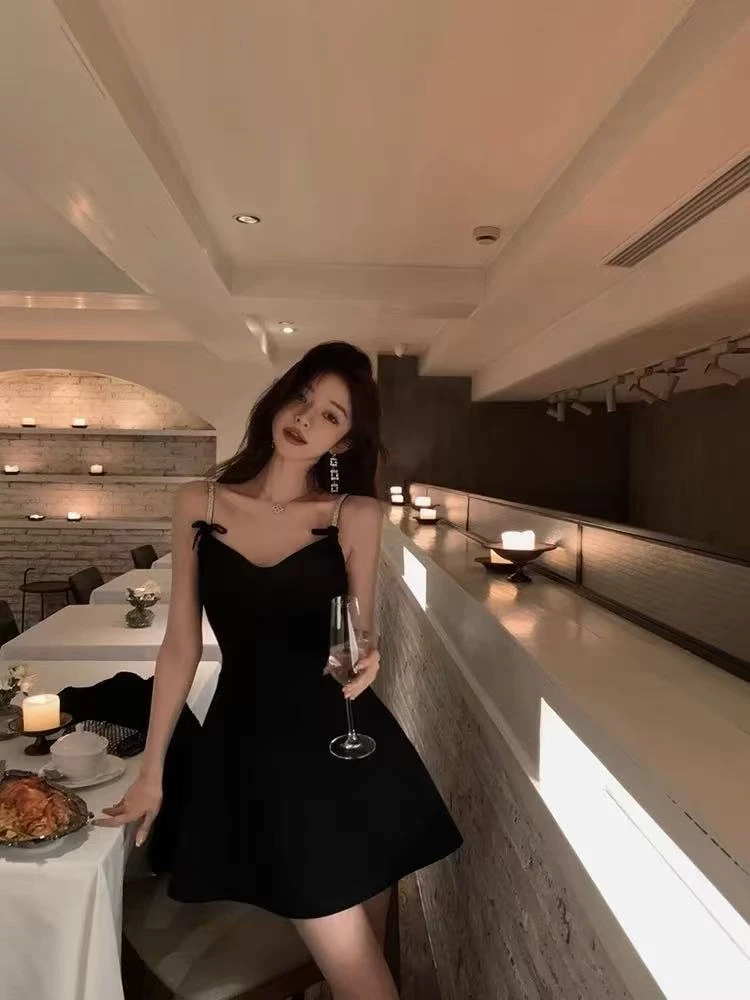 2025夏季新款时尚吊带连衣裙气质显瘦洋气休闲百搭性感辣妹连衣裙