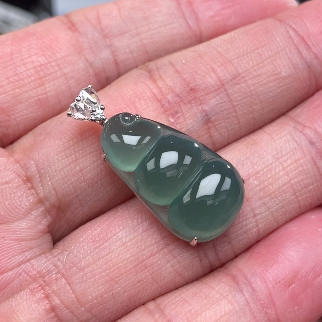 颈饰18K金镶嵌翡翠豆子