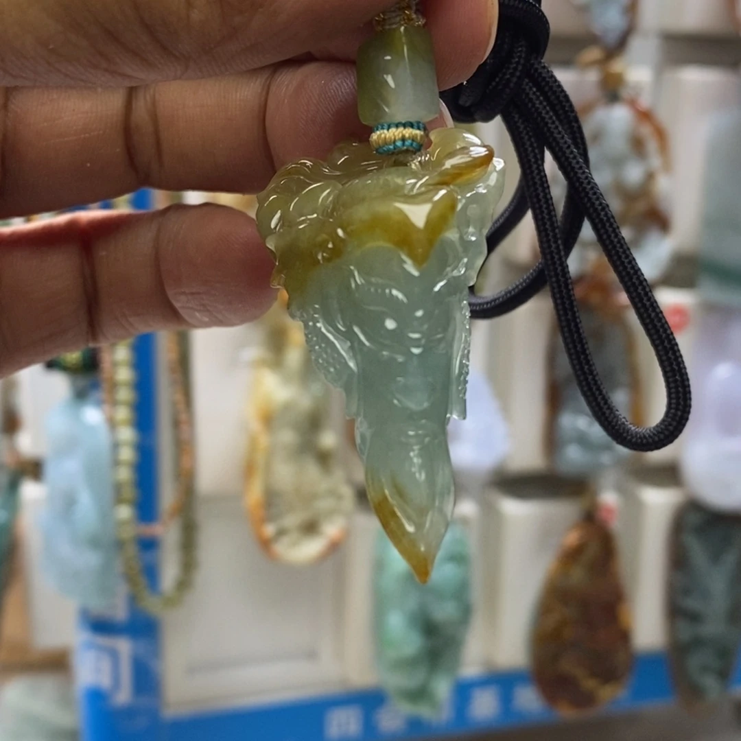随***飘翡翠未镶嵌颈饰关公