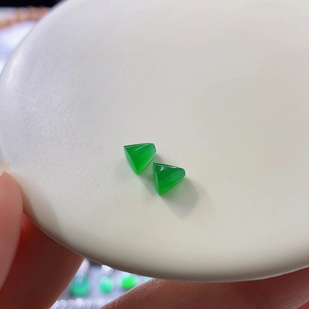 颈饰未镶嵌翡翠一对随形