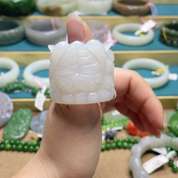 和田玉扳指64圈口。编号125未镶嵌