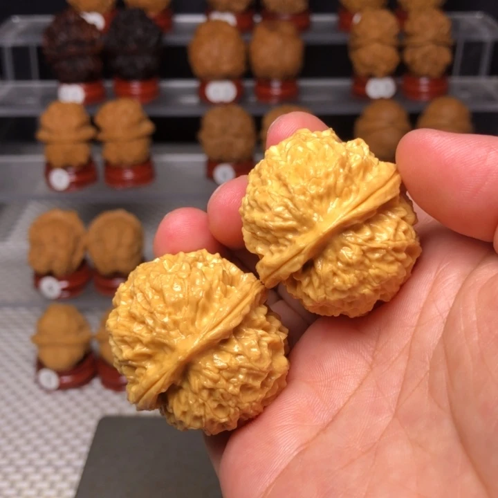 文玩核桃把件16珊瑚纹绣球