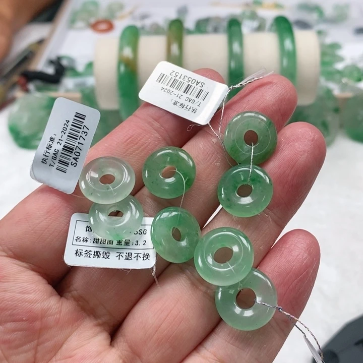 石英质玉未镶嵌颈饰