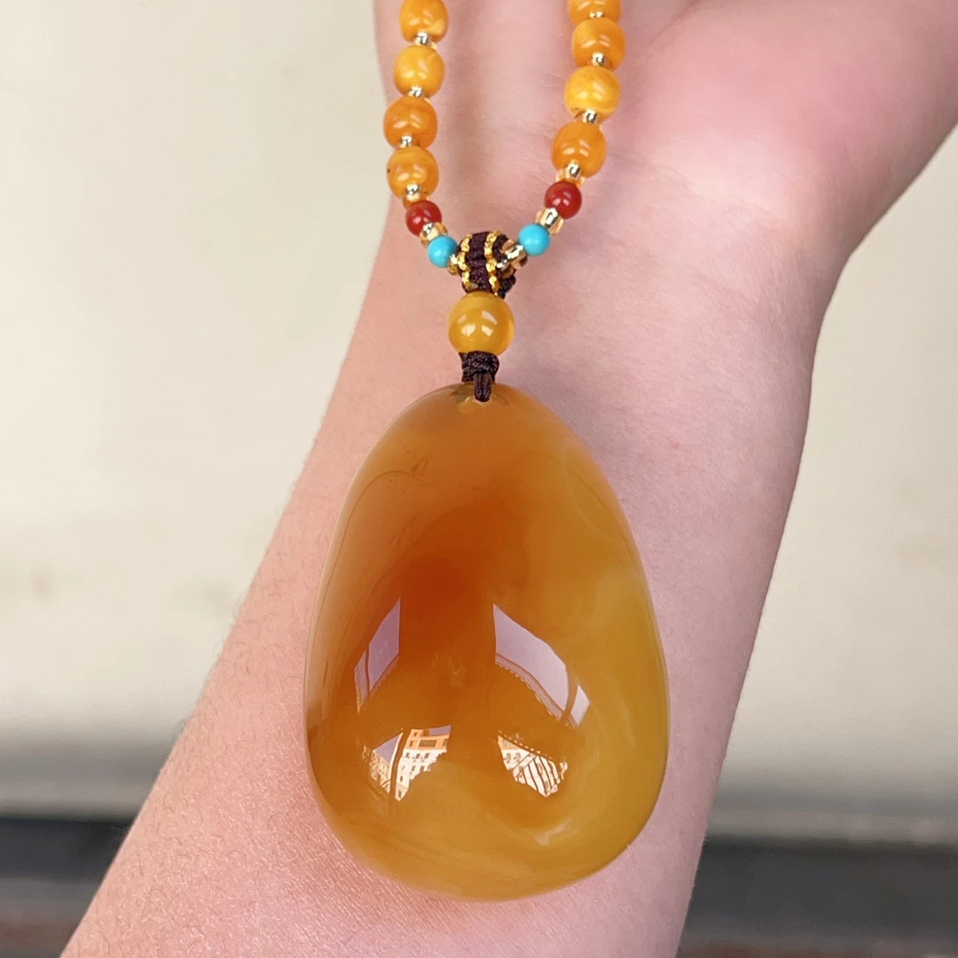 俄料天花板蜜糖红蜜蜡水滴吊坠，十分漂亮，27.4克，尺寸51-35-23mm