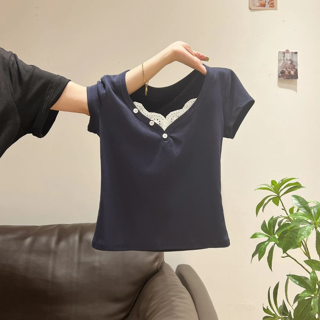 藏蓝色蕾丝花边拼接V领短袖女夏季韩版纽扣装饰T恤2025显瘦小上衣