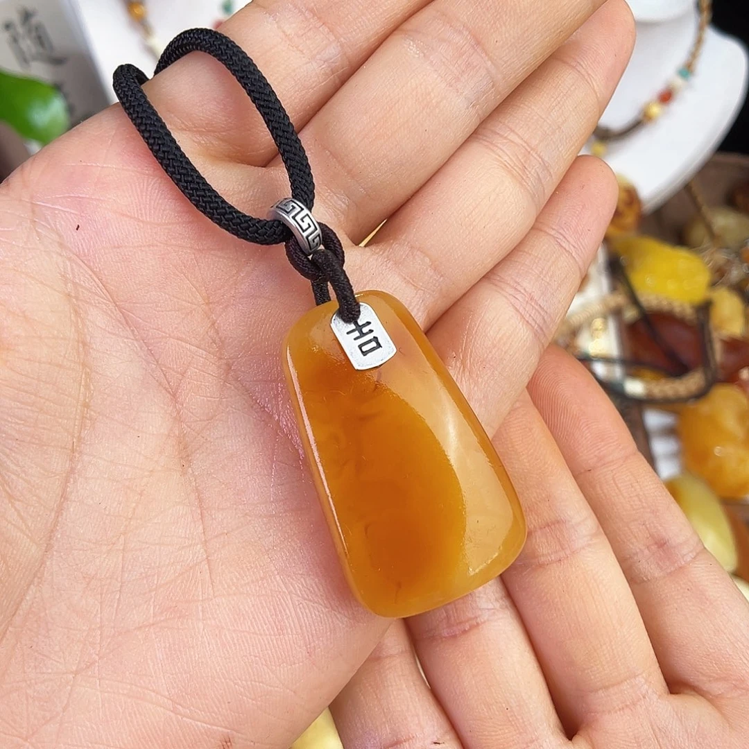 未镶嵌琥珀珠宝奇石。