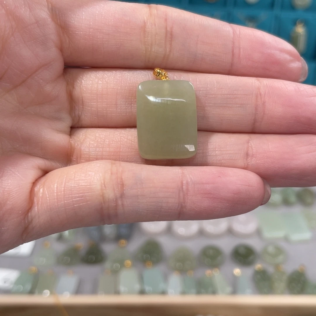 和田玉吊坠(赠链)18K金镶嵌李*能