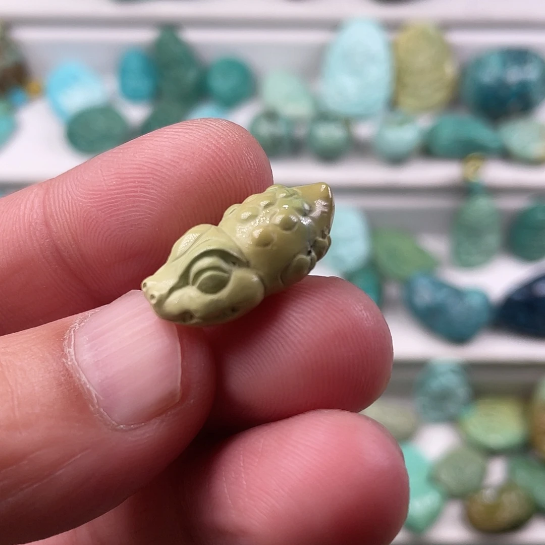 绿松石未镶嵌颈饰