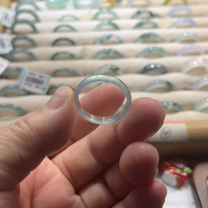 翡翠未镶嵌戒指蓝水