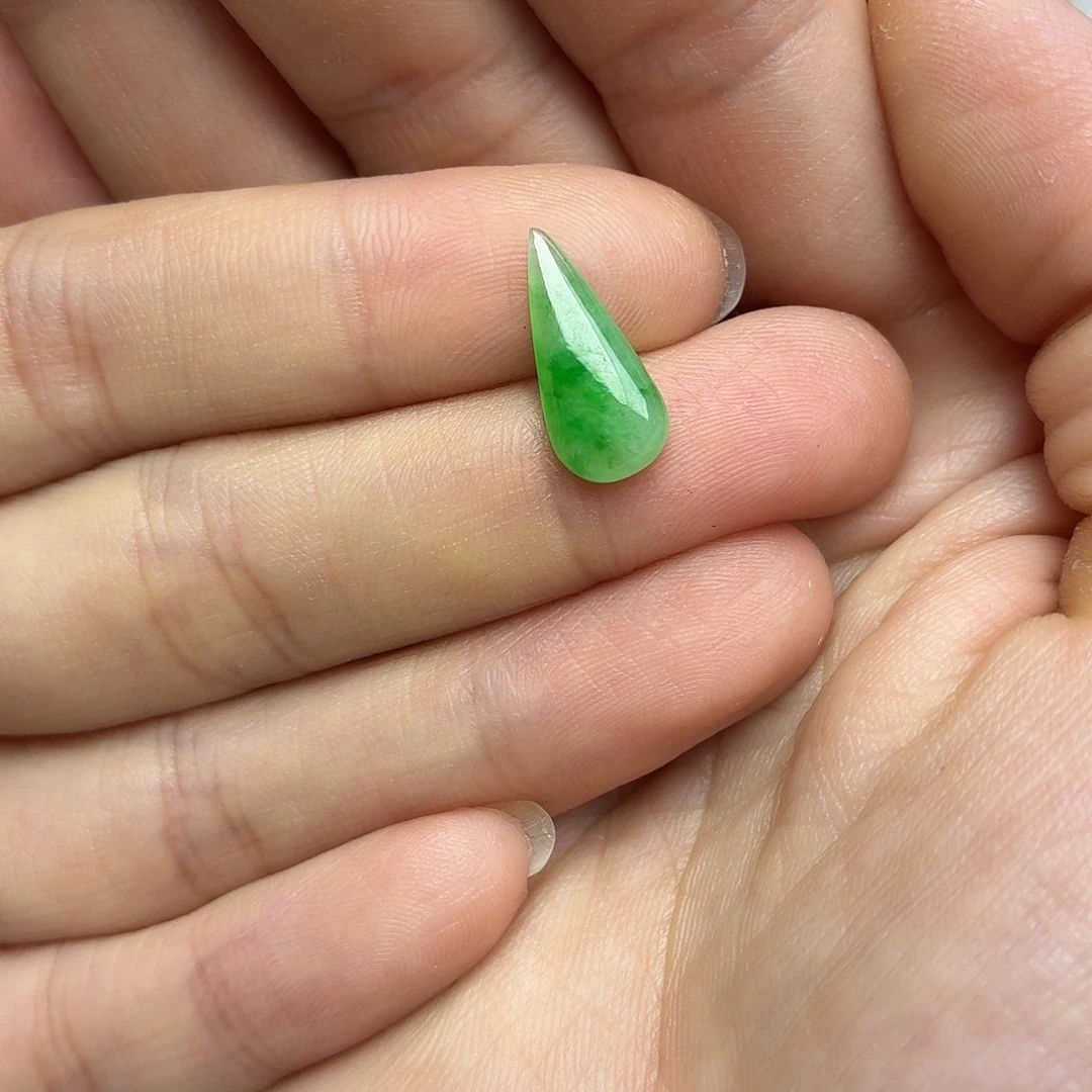 栋***园翡翠未镶嵌颈饰绿水滴