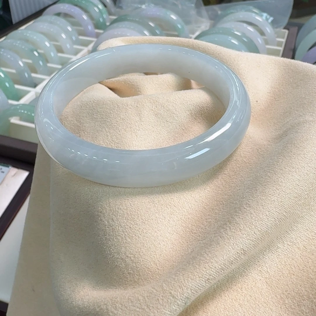 翡翠未镶嵌手镯微蓝