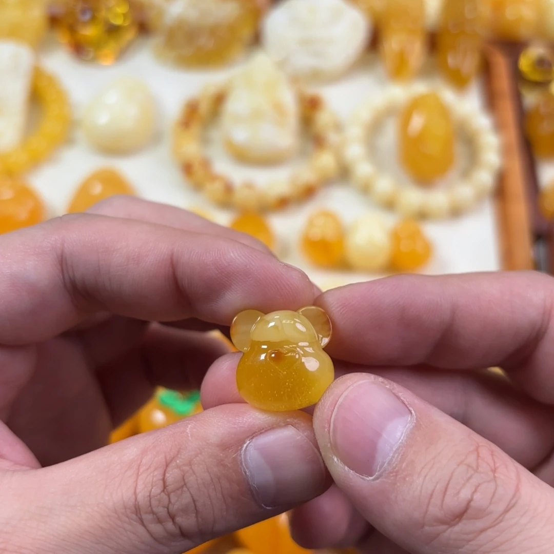 蜜蜡未镶嵌裸石小熊