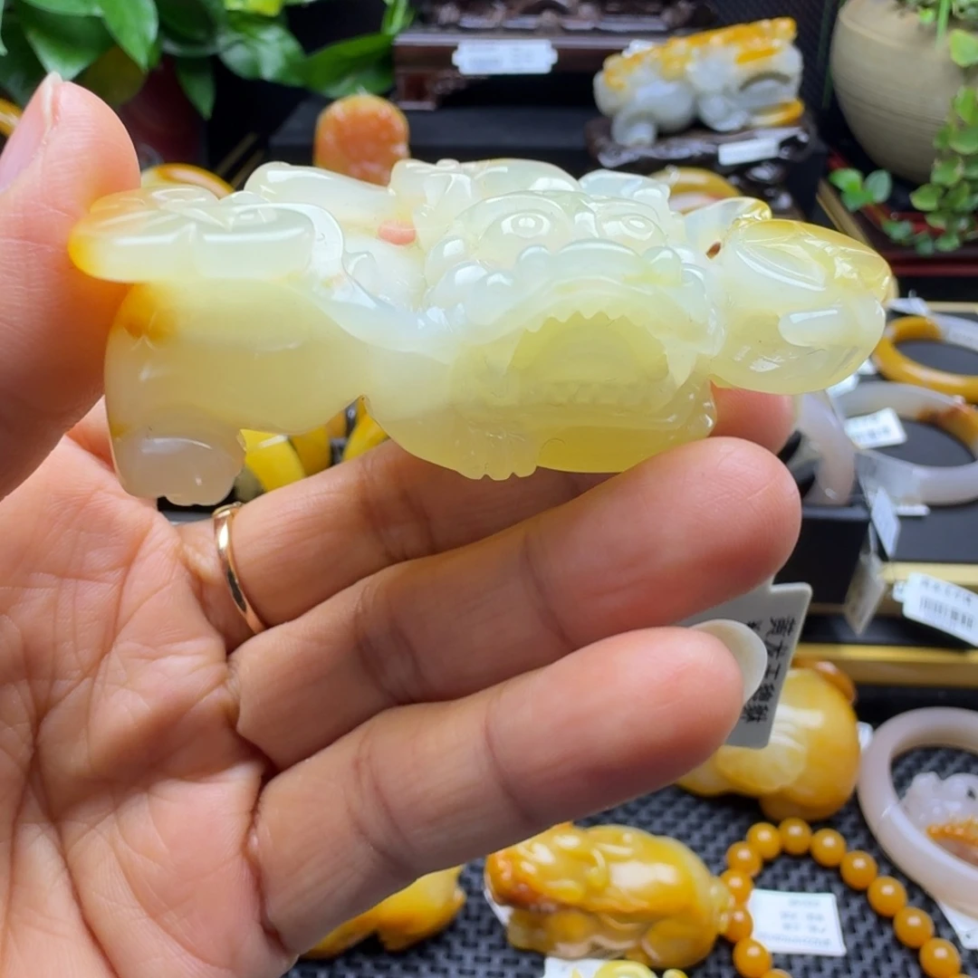 石英质玉（黄龙玉）未镶嵌颈饰貔貅