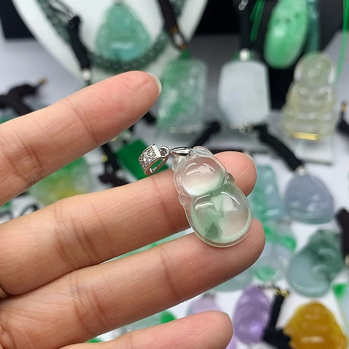 翡翠未镶嵌吊坠(赠链)