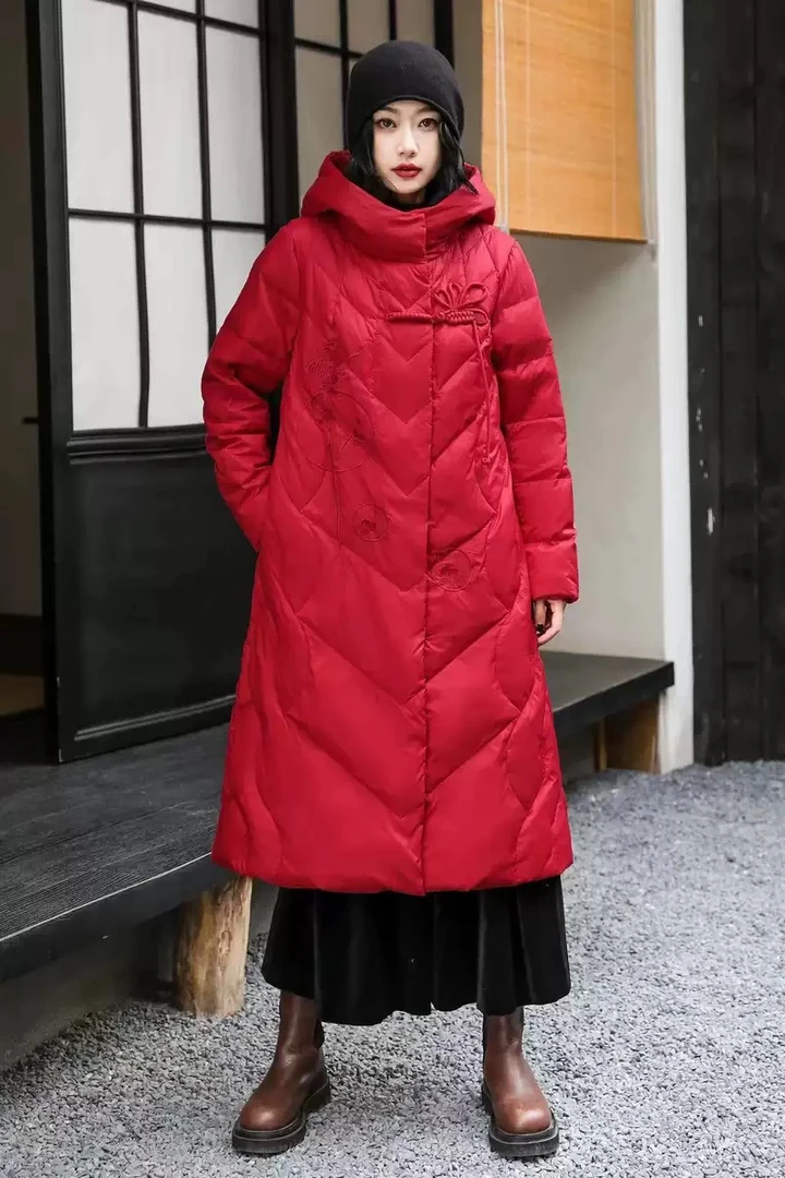 2025年冬季新款加厚复古宽松保暖过膝刺绣长款羽绒服（115-117）