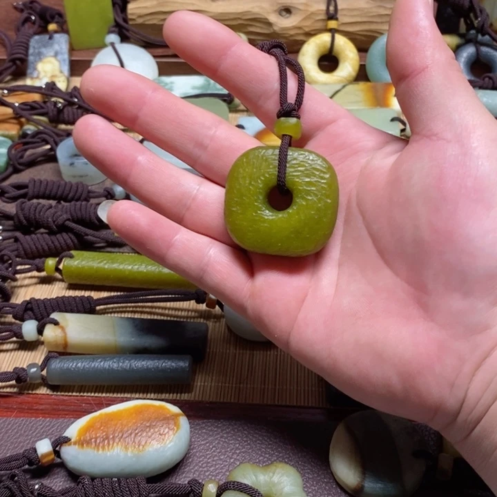 蛇纹石玉挂件未镶嵌岁***?