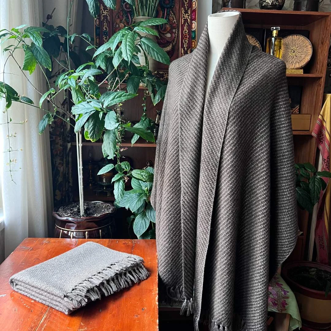 卓玛拉 【粗纺席编纹】牦牛绒绳结流苏复古围巾