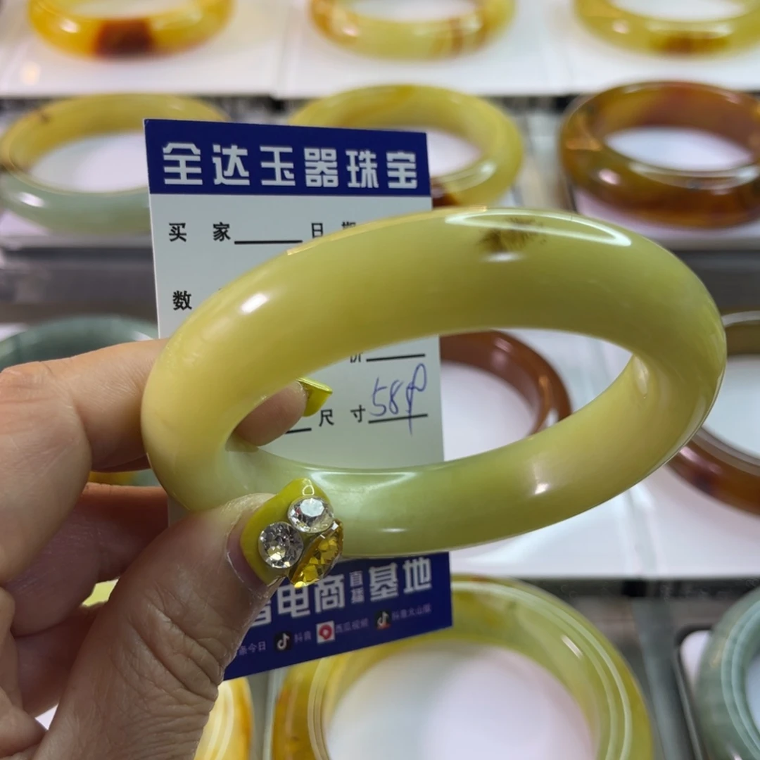 蛇纹石玉未镶嵌手镯M****?
