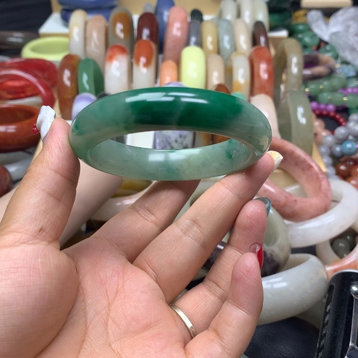 石英质玉手镯未镶嵌始**见