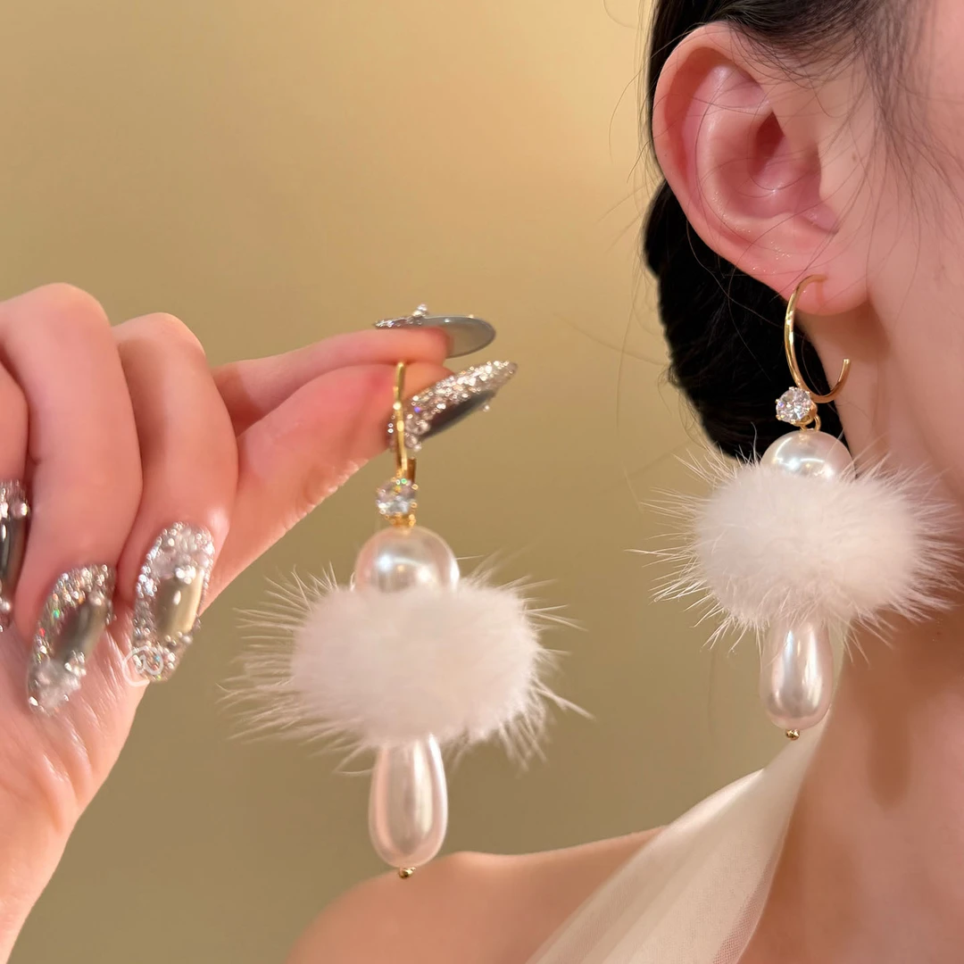 铜合金耳饰 秋冬温柔毛球珍珠耳环女精致小众设计感耳钉毛绒耳饰
