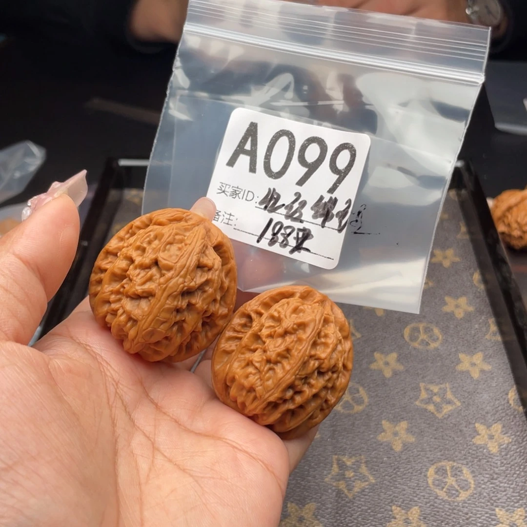 地***雷文玩核桃把件42尺寸红锦鲤
