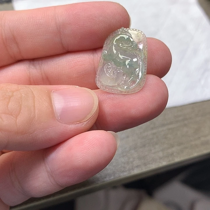 翡翠未镶嵌颈饰龙