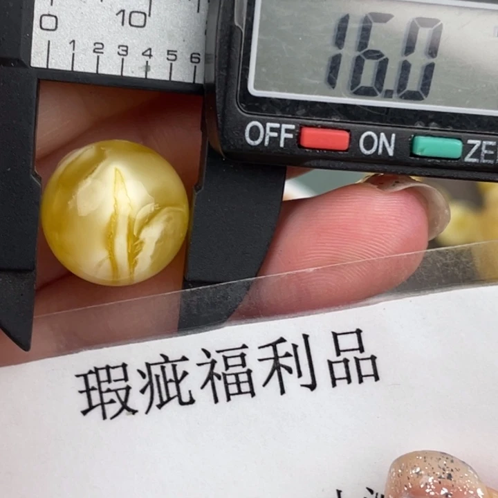 未镶嵌琥珀裸石微瑕422