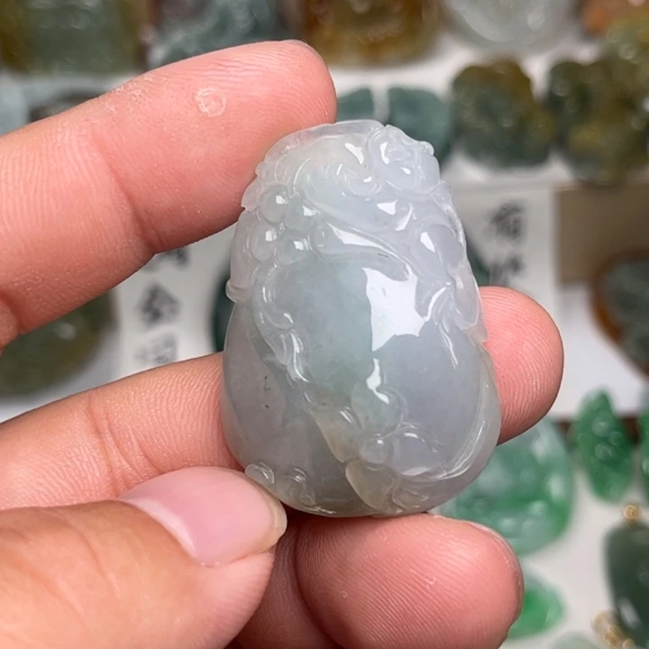 翡翠未镶嵌颈饰猴子