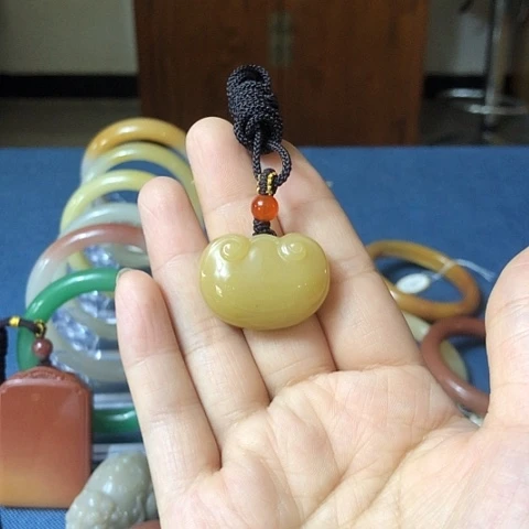 颈饰未镶嵌石英质玉