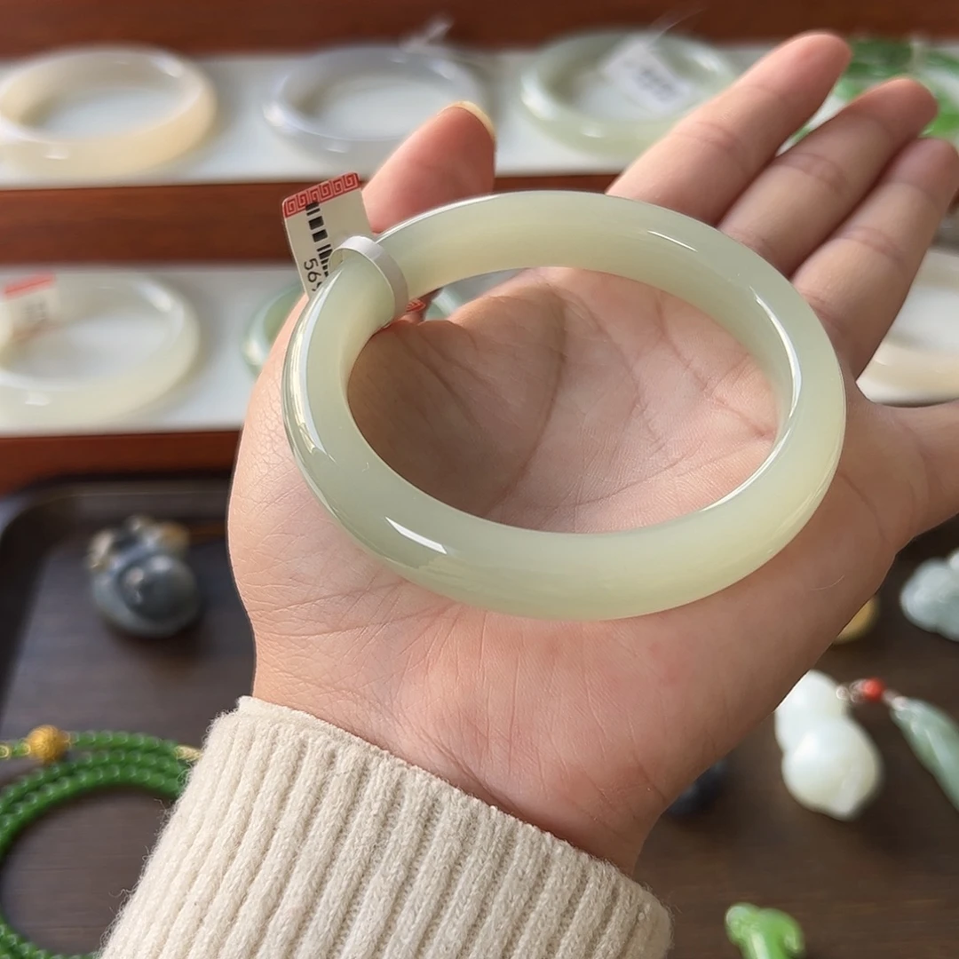 和田玉未镶嵌手镯