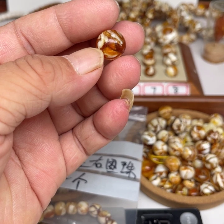 未镶嵌琥珀裸石111号