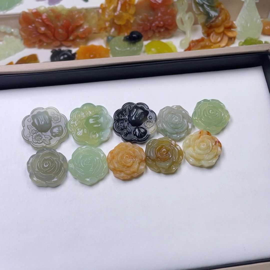 刀***熊未镶嵌蛇纹石玉颈饰