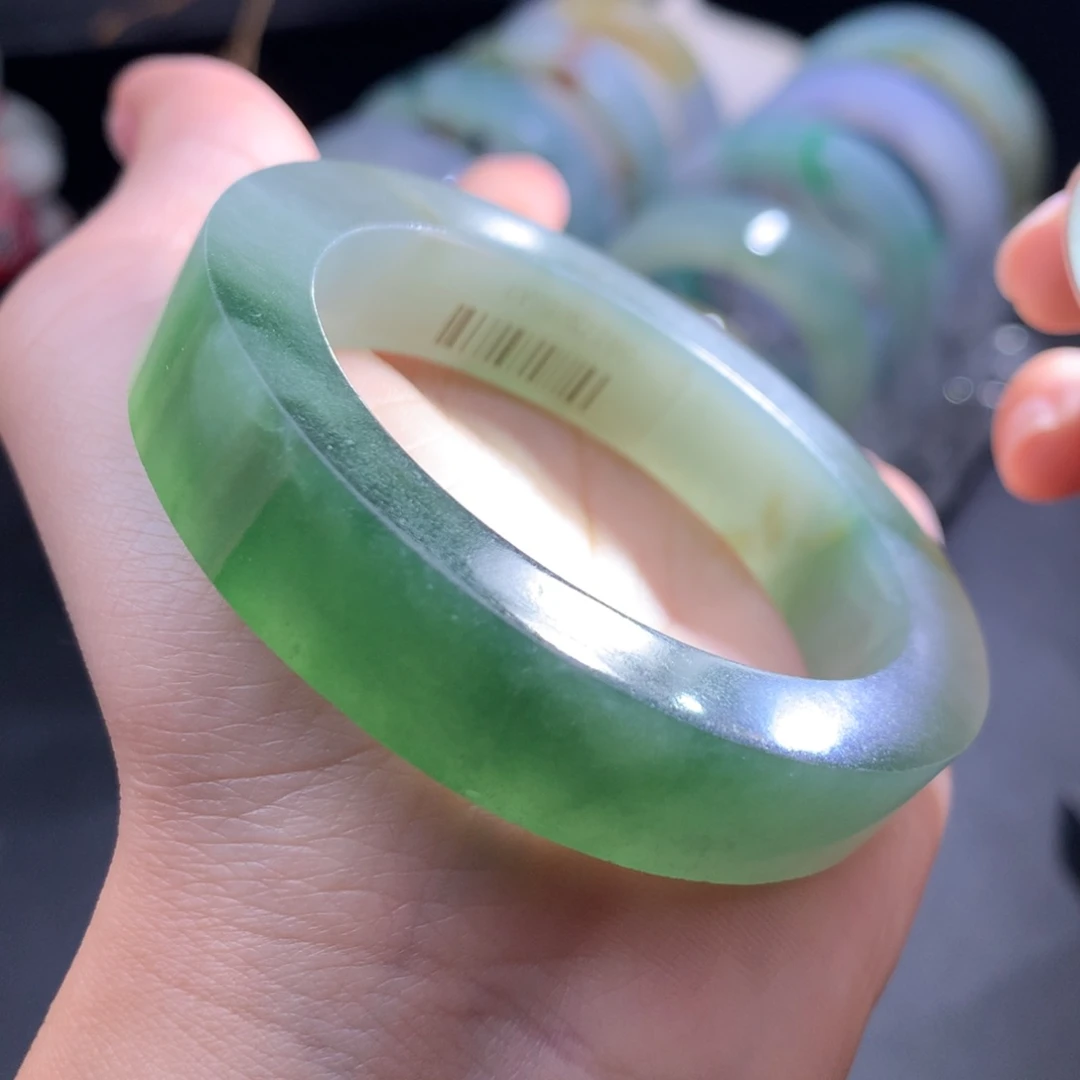 未镶嵌冰湖水翡翠手镯定制翡翠