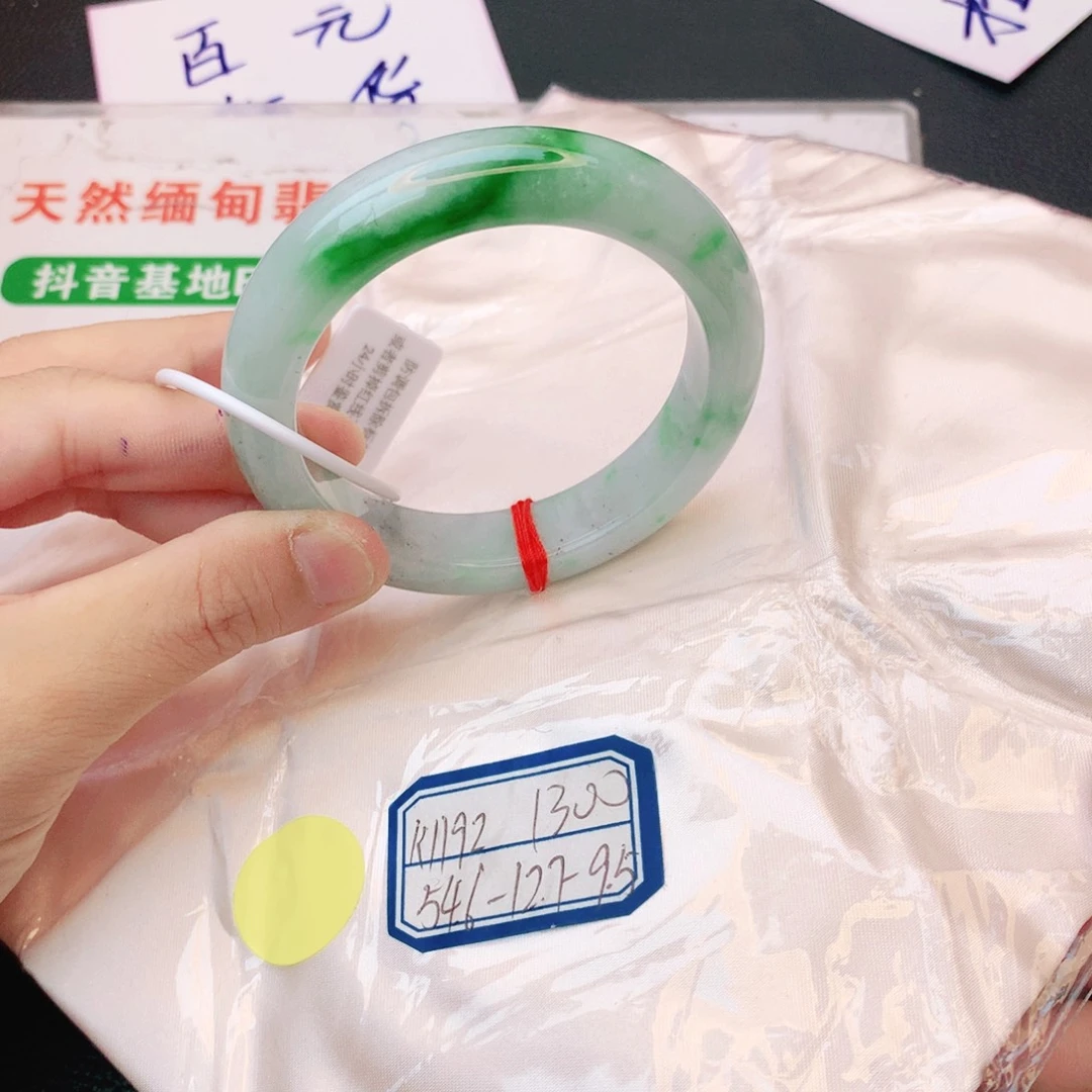 翡翠手镯未镶嵌翡翠