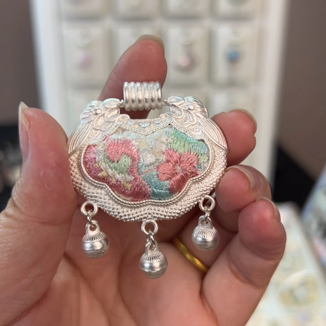 布艺合金盘龙锁包