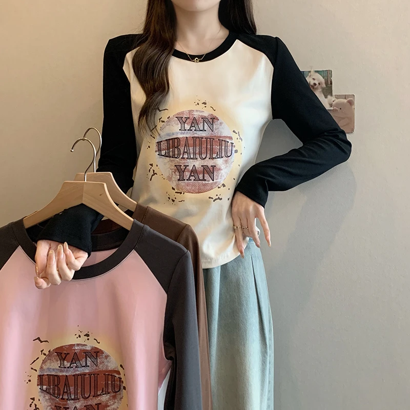 大码胖mm字母印花插肩长袖t恤女春季新款正肩美拉德设计感打底衫