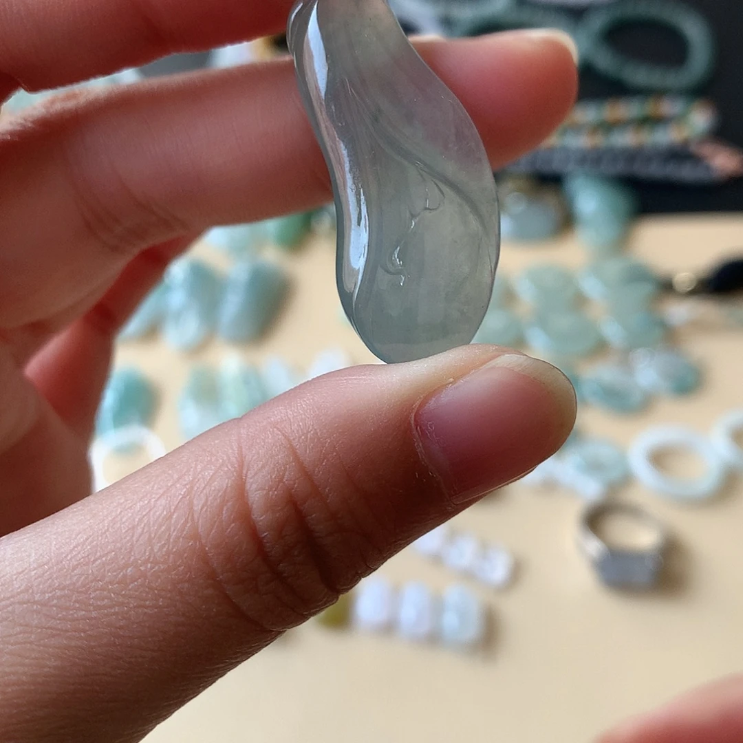 翡翠未镶嵌颈饰玉兰花